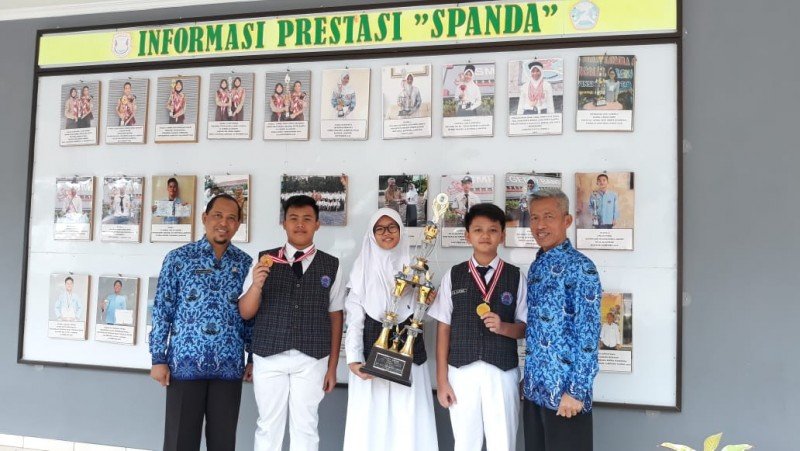 Tsabita Putri Mahyundari, Wahyudhy Nuril Akbar dan Muhammad Rizaki didampingi dan Kepala SMP Negeri 2 Bandar Lampung, M. Badrun dan Pj Standar Proses Dan Pembina Olympiade, Asep Sudrajat di SMP Negeri Bandar Lampung, Rabu (17/7/2019). Foto: Dok. lampungpost.co